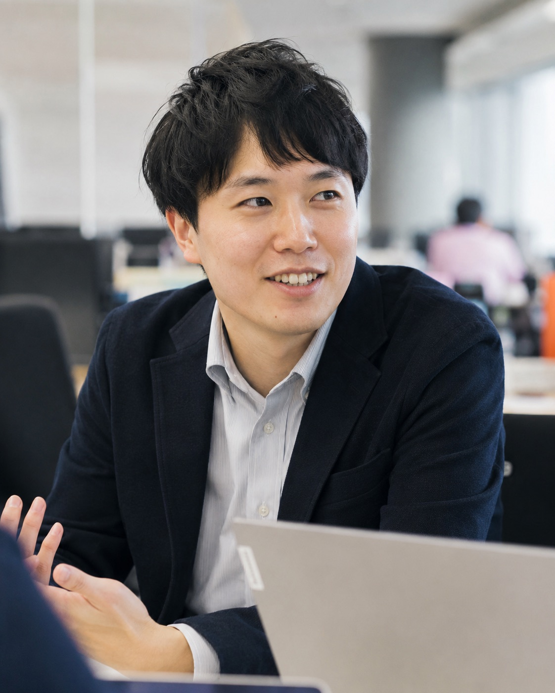 ミーティングで話す社員