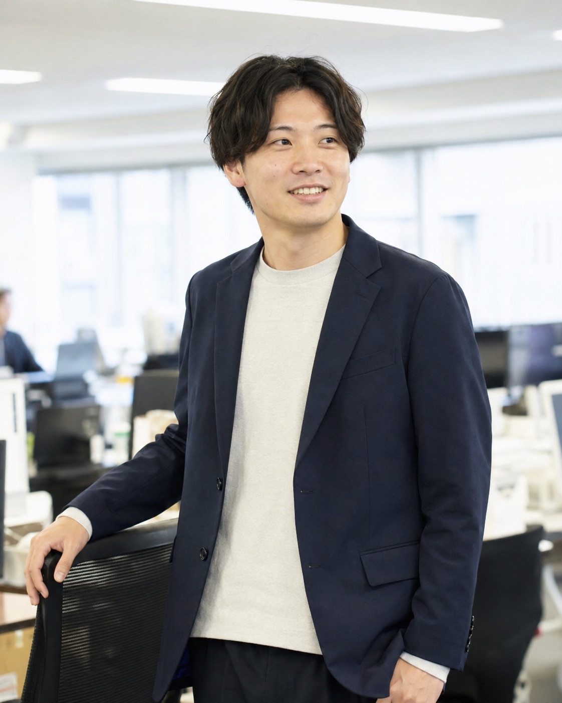 オフィスに立つ社員